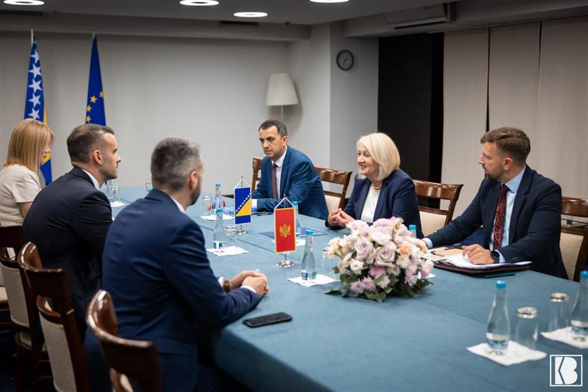 САРАЈЕВО, 8. ЈУНА /СРНА/ - Предсједавајућа Савјета министара Борјана Кришто разговарала је данас у Сарајеву са предсједником Владе Црне Горе Милојком Спајићем о јачању веза у области економије, инфраструктурног повезивања, енергетике, туризма, науке и образовања.