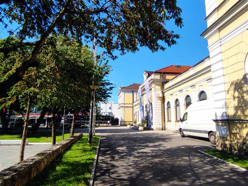 БАЊАЛУКА, 8. ЈУНА /СРНА/ - Стабла трешања прекопута Музеја савремене умјетности Републике Српске у Бањалуци пуне су плодова којима се сладе пензионери који у близини играју шах.