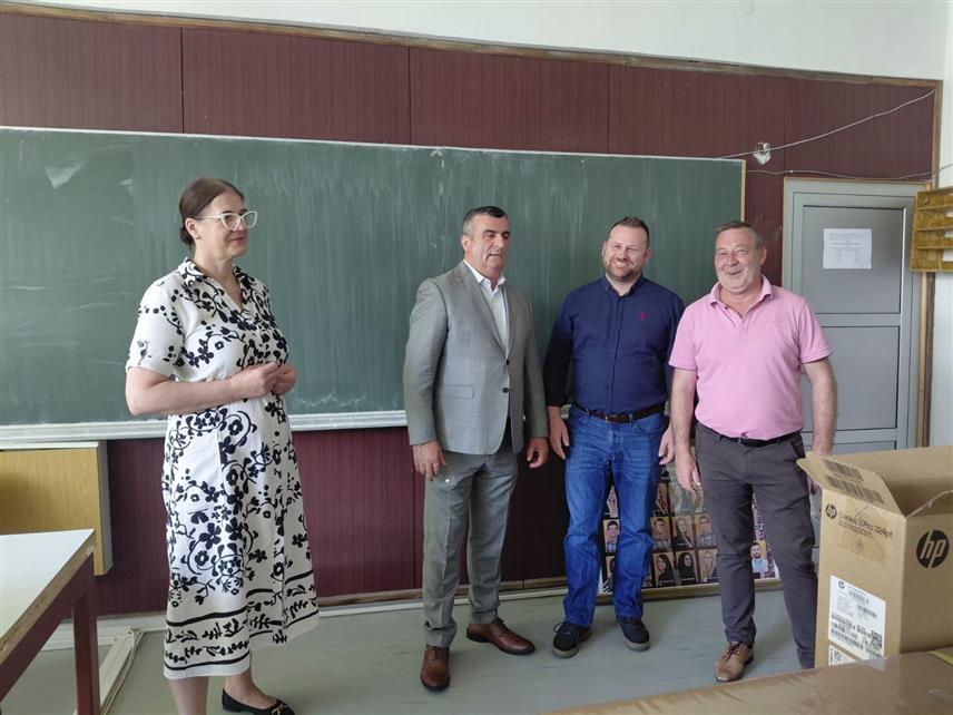 ВЛАСЕНИЦА, 9. ЈУНА /СРНА/ - Власеничка основна и средња школа су кроз пројекат "Боље школе за бољу будућност", финансиран из буџета предсједника Републике Српске, добиле савремену рачунарску опрему која ће унаприједити наставни процес и омогућити ученицима практичан рад на модерним технологијама.