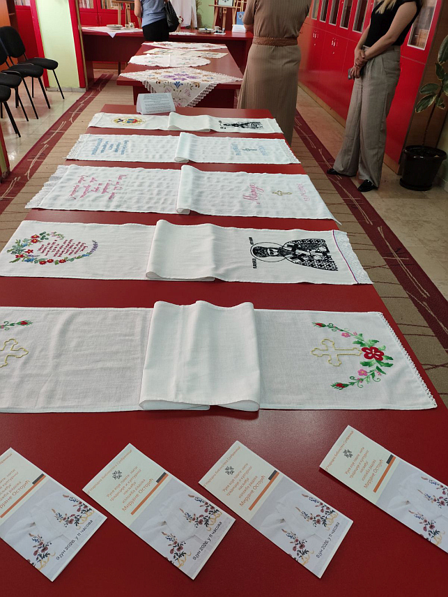 СРЕБРЕНИЦА, 9. ЈУНА /СРНА/ - У Сребреници је данас отворена самостална изложба везених радова Мирјане Остојић из Братунца "Руке које памте - нити традиције и културног насљеђа", која је привукла пажњу већег броја женске публике.