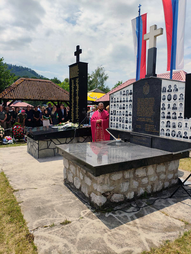 БРАТУНАЦ, 12. ЈУЛА /СРНА/ - У Залазју код Сребренице се обиљежавају 34 године од страдања 69 српских цивила и војника, које су на Петровдан 1992. године у сребреничким селима Сасе и Залазје и братуначиким Биљача и Загони убили припадници муслиманских снага.
