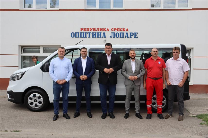 ЛОПАРЕ, 13. ЈУЛА /СРНА/ - За потребе Дома здравља Лопаре набављено је ново комби возило за превоз дијализних пацијената.