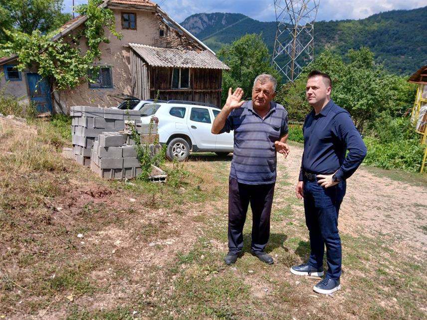 ФОЧА, 14. ЈУЛА /СРНА/ - Медвједи и вукови у фочанском крају у потрази за храном све чешће силазе у села наносећи велику штету сточном фонду, па је тако у селу Кута медвјед усмртио коња који је породици Бодирога служио у свакодневним пословима, а највише за транспорт сијена.