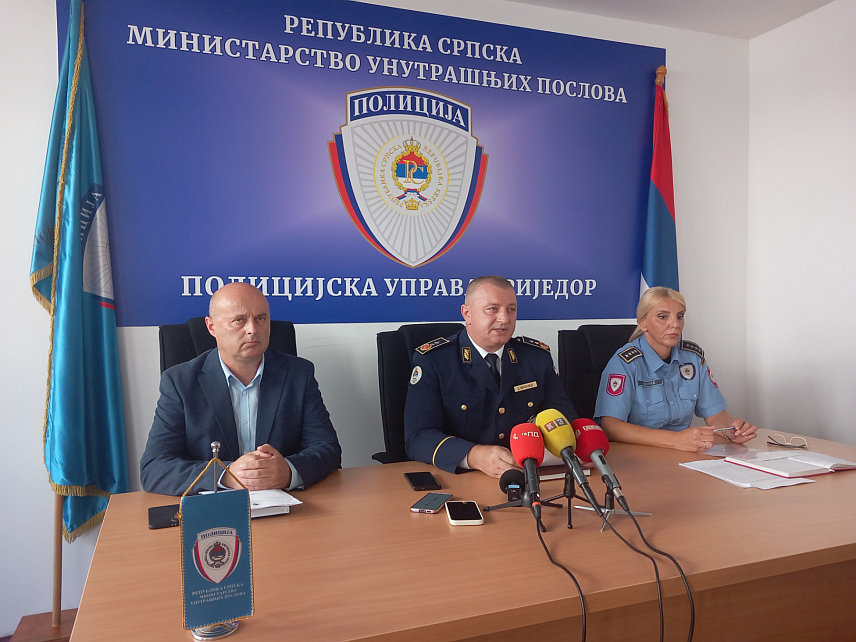 ПРИЈЕДОР, 16. ЈУЛА /СРНА/ - Начелник Полицијске управе /ПУ/ Приједор Драган Милојица са сарадницима на конференцији за новнаре.