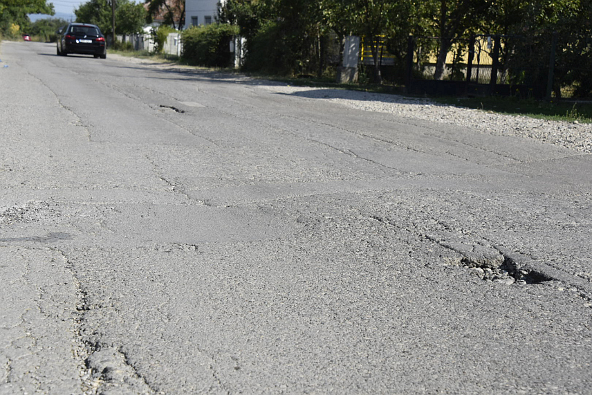 БАЊАЛУКА, 16. ЈУЛА /СРНА/ - Улица Владислава Скарића у бањалучком насељу Врбања, деценијама није потпуно реконструисана, а отварањем новог моста у Чесми постала је и преоптерећена саобраћајем, те становници ове, око три километра дуге улице, траже њену хитну реконструкцију као и рјешавање других дугогодишњих проблема, кажу саговорници Срне.