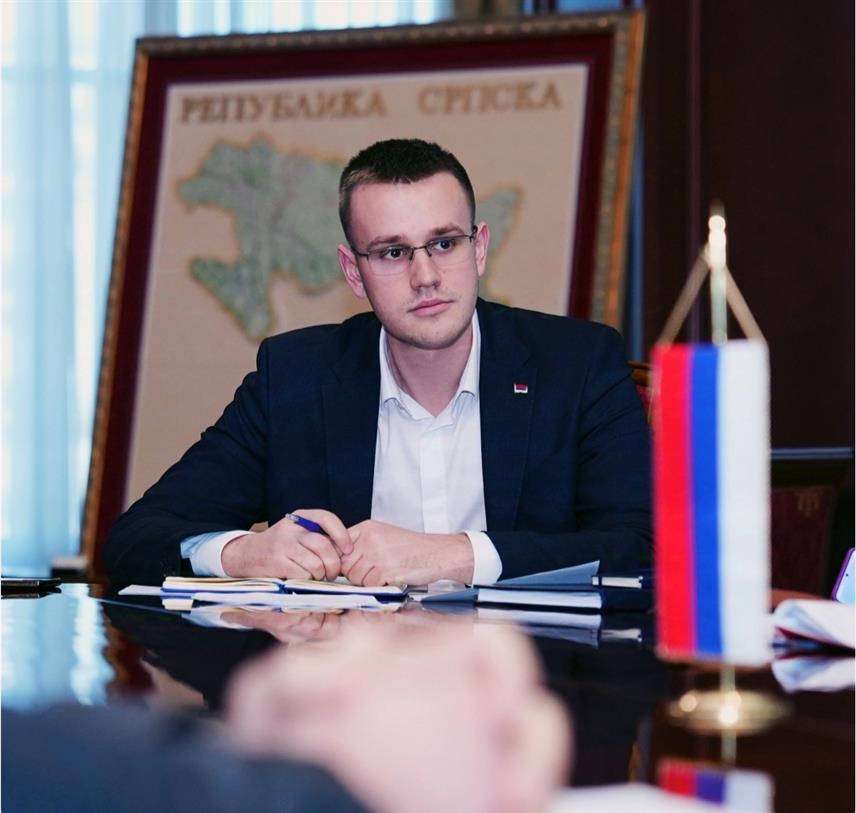 БАЊАЛУКА, 18. ЈУЛА /СРНА/ - Када политичка похлепа постане важнија од принципа, одговорности за јавну ријеч пред грађанима и општег добра, политичар сам себе морално дисквалификује, а очигледан примјер је посланик ПДП-а Бојан Кресојевић, истакао је за Срну савјетник предсједника Владе Српске Александар Лозо.