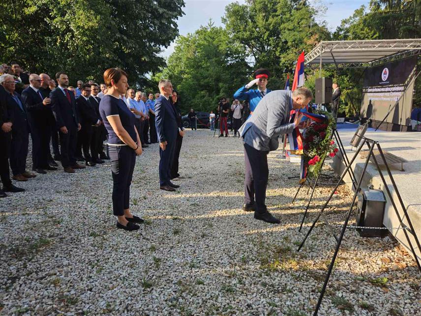 ПРИЈЕДОР, 19. ЈУЛА /СРНА/ - Више делегација положило је вијенце на споменик у Мацурама код Приједора у оквиру обиљежавања Дана сјећања на дјецу убијену током геноцида над Србима, Јеврејима и Ромима у Независној Држави Хрватској /НДХ/ од 1941. до 1945. године.