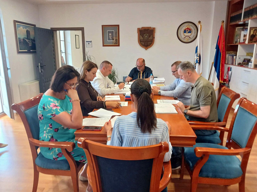 ВИШЕГРАД, 20. ЈУЛА /СРНА/ - Састанак начелника општине Вишеград Младена Ђуревића са руководиоцима надлежних општинских одјељења за израду нове стратегије развоја за период од 2027. до 2033. године.