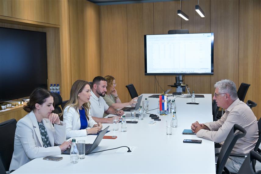 БЕОГРАД, 22. ЈУЛА /СРНА/ - Mинистар рударства и енергетике Србије Дубравка Ђедовић Хандановић састала се данас са генералним секретаром Удружења нафтних компанија Србије Томиславом Мићовићем..
