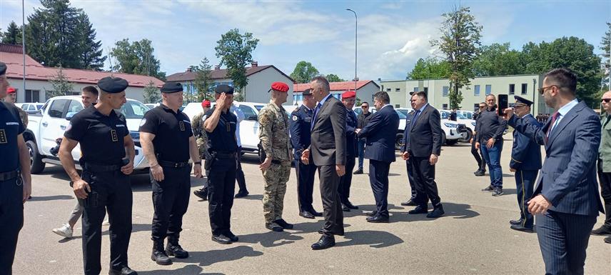 БАЊАЛУКА, 23. ЈУЛА /СРНА/ - У Бањалуци је данас 359 кадета 29. класе Полицијске академије потписало уговоре о почетку обуке, од којих се 21 школује за потребе Полиције Брчко дистрикта. Потписивању уговора су присуствовали предсједник Народне скупштине Републике Српске Ненад Стевандић, премијер Саво Минић, министар унутрашњих послова Жељко Будимир и директор Полиције Синиша Кострешевић.