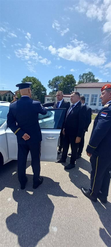 БАЊАЛУКА, 23. ЈУЛА /СРНА/ - Предсједник Владе Републике Српске Саво Минић данас је припадницима Специјалне антитерористичке јединице и Жандармерије МУП-а уручио кључеве 20 теренских путничких возила тојота "хилукс", 14 теренских возила фолксваген "амарок" и шест комбија форд "транзит", вриједности 4.610.904 КМ.