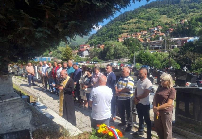 ФОЧА, 23. ЈУЛА /СРНА/ - На Градском гробљу Божовац у Фочи обиљежене су 34 године од злочина у Јабуци, када је на кућном прагу убијено 43 српских мјештана, што је било прво масовно страдања фочанских Срба у Одбрамбено-отаџбинском рату.