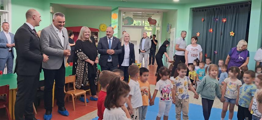 ВИШЕГРАД, 24. ЈУЛА /СРНА/ - Предсједник Владе Републике Српске Саво Минић посјетио је данас дјечији вртић "Невен" у Вишеграду.