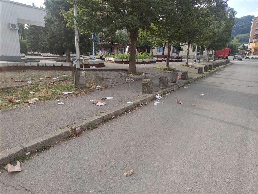 БАЊАЛУКА, 26. ЈУЛА /СРНА/ - Центар Бањалуке освануо је пун смећа и празних флаша, а бројни Бањалучани негодовали су због некултурног понашања својих суграђан
