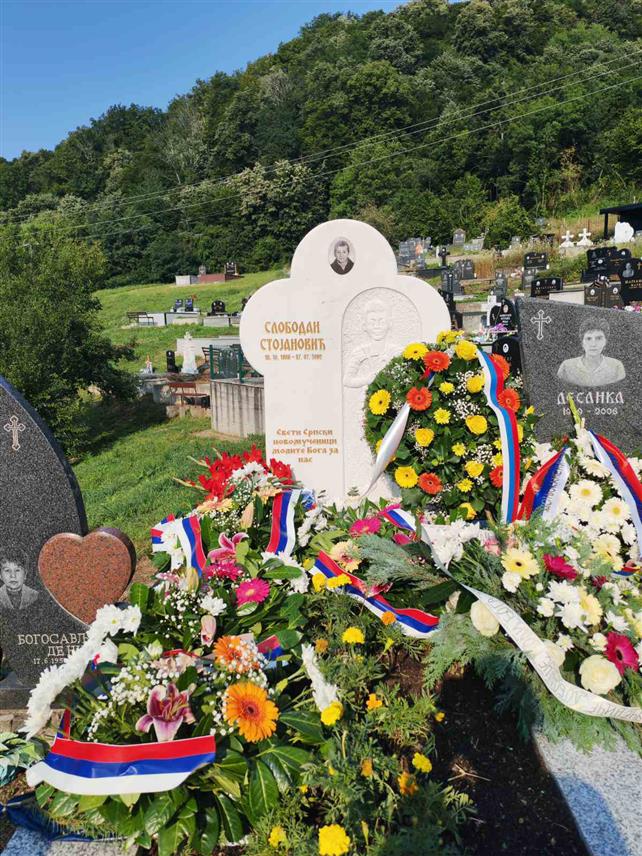ЗВОРНИК, 27. ЈУЛА /СРНА/ - На гроб убијеног српског дјечака Слободана Стојановића у Дрињачи код Зворника данас је положено цвијеће поводом обиљежавања 34 године од његовог свирепог убиства.У име делегације Србије цвијеће је положио министар без портфеља Ненад Поповић.