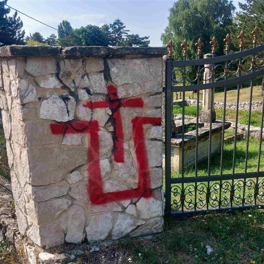 САРАЈЕВО, 27. ЈУЛА /СРНА/ - Међурелигијско вијеће у БиХ најоштрије је осудило исписивање усташког симбола на гробљу /мезарју/ у Ливну, истичући да скрнављење мјеста на којима почивају преминули представља дубоко непоштовање према жртвама, њиховим породицама и вјерској заједници којој припадају.