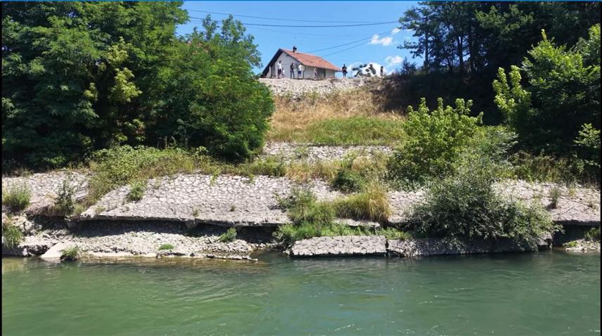 БАЊАЛУКА, 27. ЈУЛА /СРНА/ - Најмање девет домаћинстава угрожено је због активних клизишта у насељу Мађир у бањалучкој мјесној заједници Чесма уз десну обалу ријеке Врбас, рекао је за Срну мјештанин овог насеља Мићо Дробац истичући да борба мјештана овог насеља траје више од деценије.