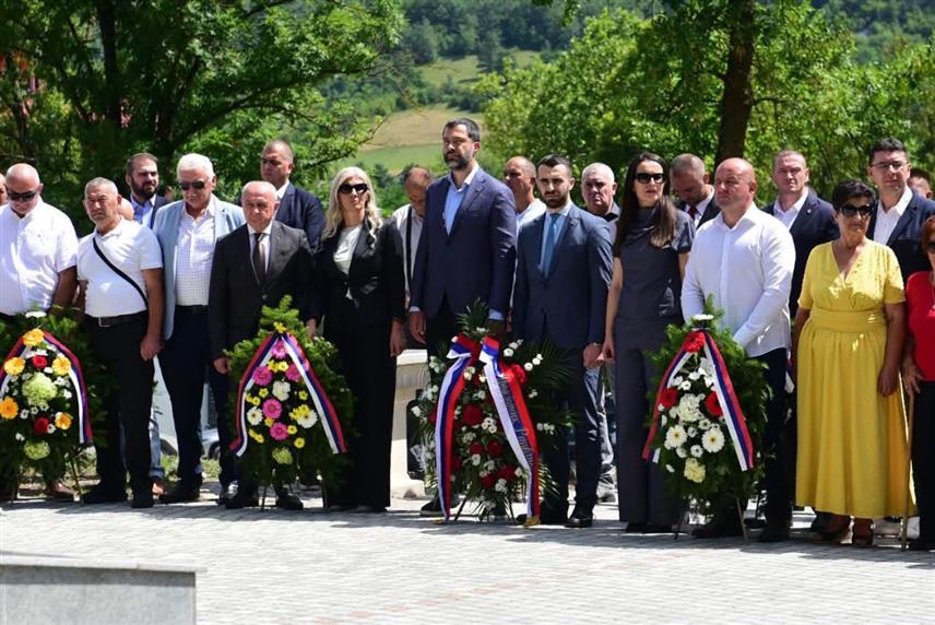 ДРВАР, 27. ЈУЛА /СРНА/ – У Дрвару је обиљежен Дан општине и 85 година од устанка народа против фашизма у Другом свјетском рату, уз поруку да су слобода, заједништво и очување националног идентитета трајне вриједности на којима се гради будућност.
