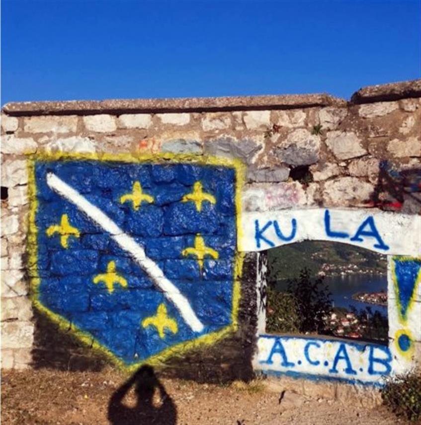 ЗВОРНИК, 29. ЈУЛА /СРНА/ - На једној од највећих тврђава средњовјековне Босне - Зворничкој тврђави, познатој као Ђурђев град, освануо је графит ратне заставе такозване Армије БиХ.