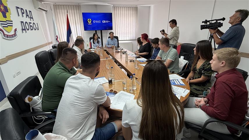 ДОБОЈ, 29. ЈУЛА /СРНА/ - У Добоју су данас потписани уговори о додјели грантова за осам микробизниса младих укупне вриједности 64.000 КМ, који су финансијски подржани у оквиру пројекта Омладинске банке.