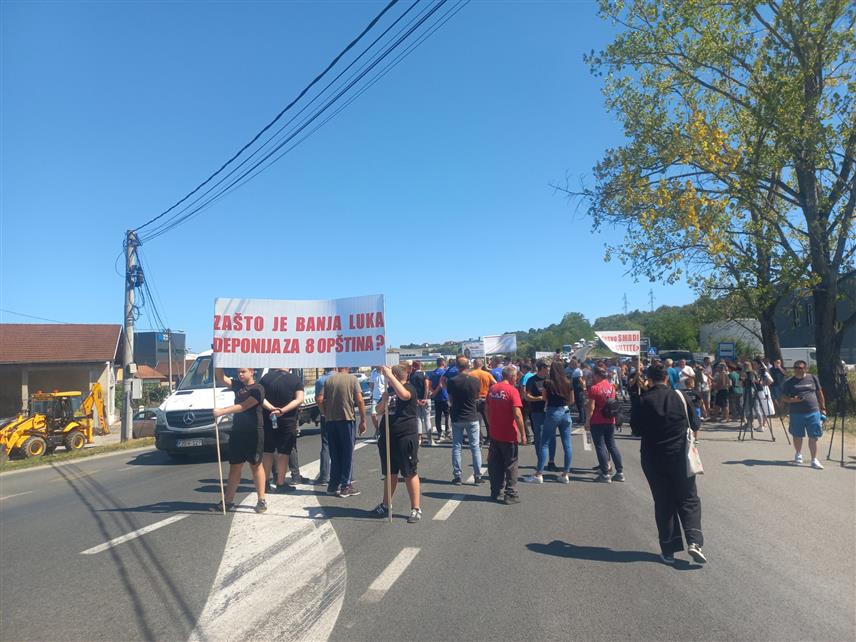 БАЊАЛУКА, 29. ЈУЛА /СРНА/ - Мјештани бањалучких насеља Рамићи и Драгочај данас у близини депоније на регионалном путу Бањалука – Приједор организовали мирне протесте.
