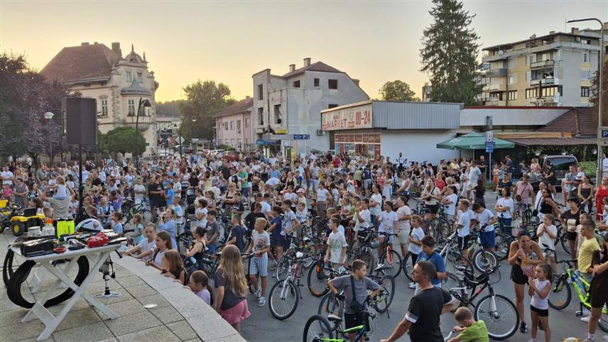 НОВИ ГРАД, 29. ЈУЛА /СРНА/ - У Новом Граду вечерас је на Тргу 9. јануар одржана 11. бициклијада и ролеријада која је окупила око 550 учесника.