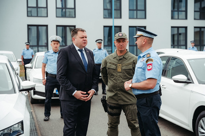 БАЊАЛУКА, 2. ЈУЛА /СРНА/ - Министар унутрашњих послова Републике Српске Жељко Будимир уручио је данас кључеве 20 нових путничких моторних возила "шкода октавија" Полицијској управи Бањалука, с циљем унапређења рада полицијских службеника на терену и повећања ефикасности у извршавању свакодневних послова и задатака.