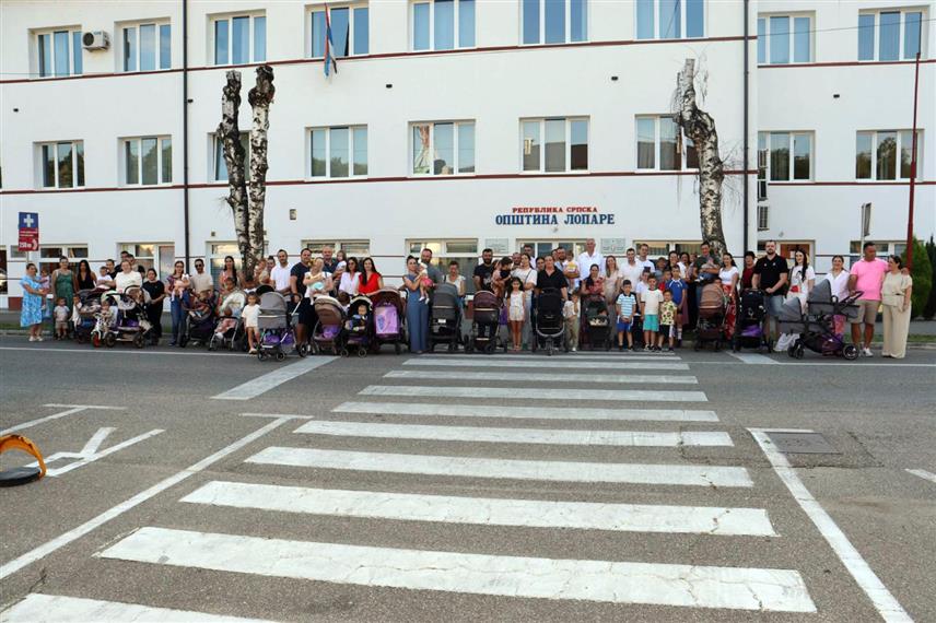ЛОПАРЕ, 2. ЈУЛА /СРНА/ - Сестре близнакиње Милица и Николина Стевановић из Милина Села, рођене 1. јуна, предсједници су јубиларне 10. Конференције беба која је одржана у Лопарама. На конференцији, чији су покровитељи Министарство омладине и спорта Републике Српске и општина Лопаре, учествовало је 40 малишана