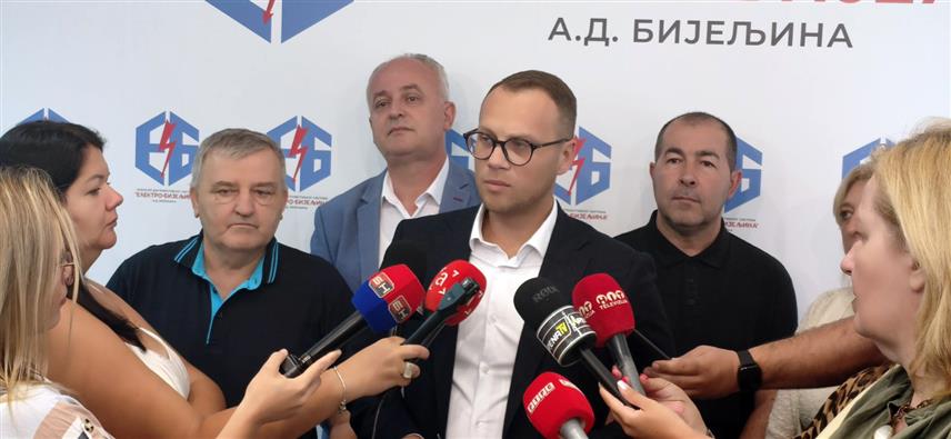 БИЈЕЉИНА, 31. ЈУЛА /СРНА/ - Предузеће "Електро-Бијељина" успјело је да смањи дистрибутивне губитке на историјски минимум од 7,6 одсто, а у модернизацију мреже и рјешавање инфраструктурних проблема уложено је више од 10 милиона КМ, истакнуто је на данашњем пријему за новинаре у Бијељини. Директор "Електро-Бијељине" Бојан Савић обраћање новинарима.