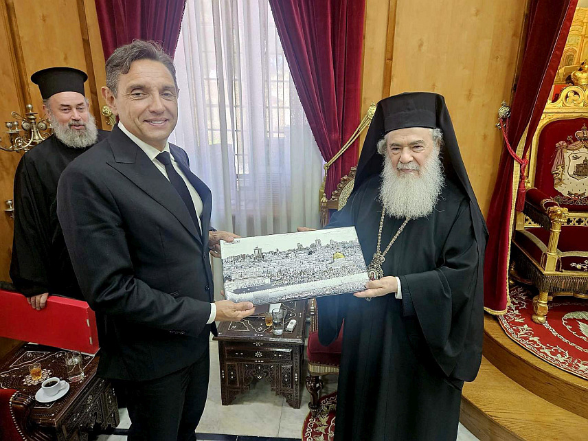 БЕОГРАД, 3. ЈУЛА /СРНА/ - Оснивач Покрета социјалиста Александар Вулин захвалио је јерусалимском патријарху Теофилу Трећем за принципијелан став Јерусалимске патријаршије у вези са очувањем територијалног интегритета и досљедну подршку ставу да је Косово и Метохија неотуђиви дио Србије.