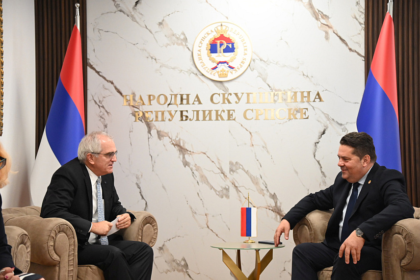 БАЊАЛУКА, 3. ЈУЛА /СРНА/ - Предсједник Народне скупштине Републике Српске Ненад Стевандић истакао је у разговору са шефом мисије ОЕБС-а у БиХ Риком Холцхаплом да су институције Српске посвећене заштити Дејтонског споразума и својих уставних надлежности.