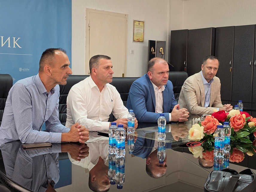 ЗВОРНИК, 3. ЈУЛА /СРНА/ - Градоначелник Зворника Бојан Ивановић, министар за људска права и избјеглице у Савјету министара Севлид Хуртић и директор Фонда за повратак БиХ Срђан Шекара одржали су састанак данас у Зворнику.
