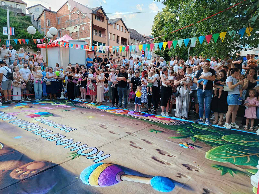 ЗВОРНИК, 3. ЈУЛА /СРНА/ - Традиционална манифестација "Конференција беба" данас је у Зворнику окупила око 150 малишана из Дјечијег вртића "Наша радост", као и малишана рођених у посљедњих годину дана.