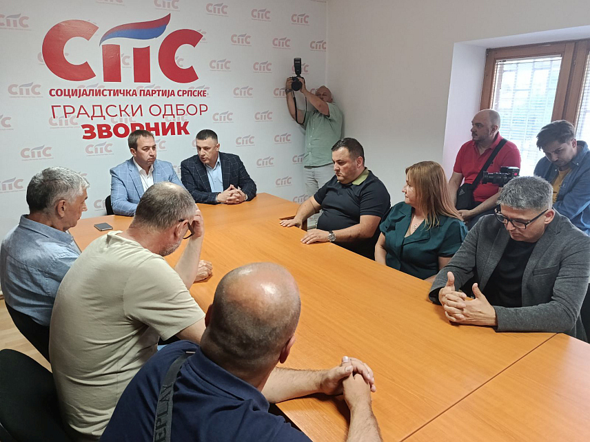 ЗВОРНИК, 3. ЈУЛА /СРНА/ - Састанак Регионалног одбора Социјалистичке партије Српске /СПС/ одржан вечерас у Зворнику. Састанку је присуствовао и лидер СПС-а Горан Селак.