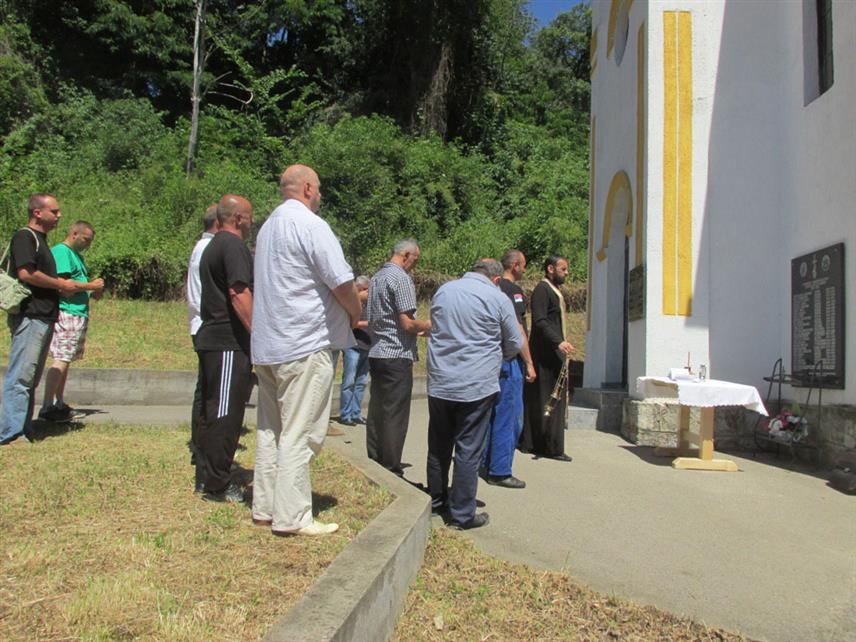 СРЕБРЕНИЦА, 5. ЈУЛА /СРНА/ - У сребреничком селу Крњићи данас је служен парастос за 24 Срба из овог мјеста, од којих је 17 убијено на данашњи дан 1992. године.