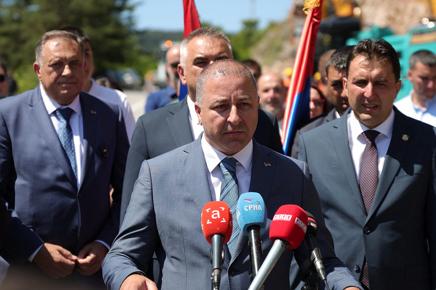 СОКОЛАЦ, 7. ЈУЛА /СРНА/ - Вршилац дужности директора предузећа "Путеви Републике Српске" Мирослав Јанковић у обраћању новинарима данас на Сокоцу након озваничења почетка изградње додатне траке за спора возила на дионици магистралног пута Подроманија - Сумбуловац.