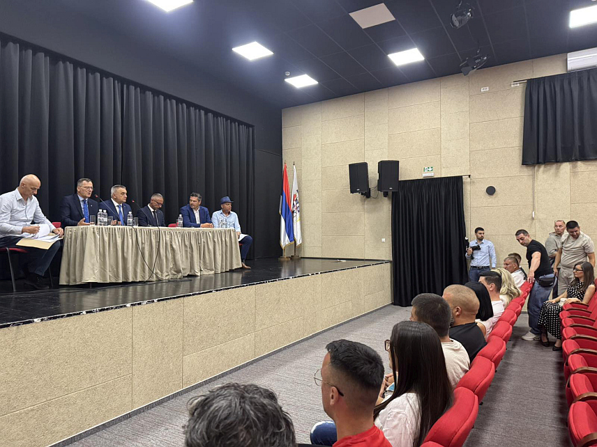 НЕВЕСИЊЕ, 9. ЈУЛА /СРНА/ - У Невесињу је данас одржан састанак предсједника Владе Републике Српске Саво Минић и министра рада и борачко-инвалидске заштите Радана Остојића са дјецом погинулих бораца. Састанку, који је одржан у Центру за културу "Небојша Глоговац", присуствовао је и предсједник Предсједништва БОРС-а Милован Гагић, предсједник Одбора породица погинулих бораца Бранко Граховац, те предсједник Борачке организације Невесиња Синиша Шиповац.