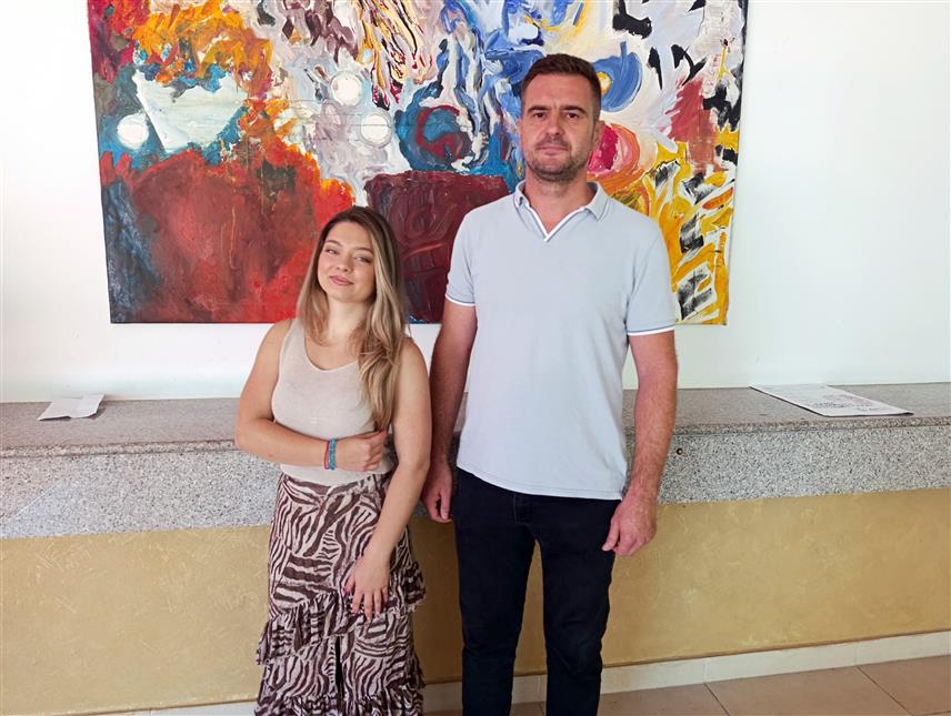 МРКОЊИЋ ГРАД, 10. АВГУСТА /СРНА/ - У Мркоњић Граду ће сутра извођењем представе "Сумњиво лице" локалног Градског позоришта бити отворен 18. Фестивал "Дани позоришта".Директор Фестивала Небојша Калаба са режисером представе "Сумњиво лице" Маријом Убовић.