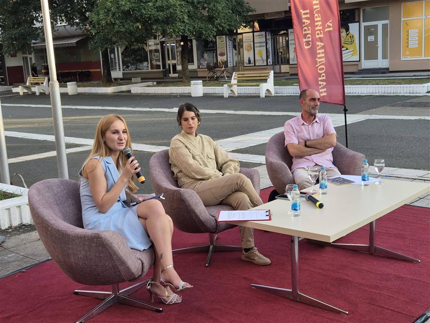СРБАЦ, 11. АВГУСТА /СРНА/ - У Српцу је почела манифестација "Вече вина и поезије", а прве вечери публици су се представили књижевници Берислав Благојевић и Михаела Шумић, те младе пјесникиње Николина Мрђа и Софија Малешевић.
