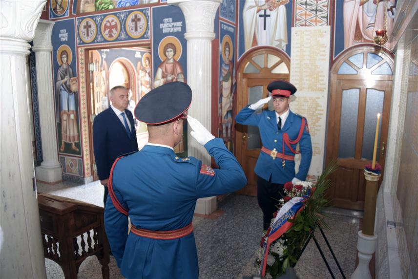 ТЕСЛИЋ, 12. АВГУСТА /СРНА/ -Предсједник Владе Републике Српске Саво Минић данас је положио вијенац испред спомен-плоче у Спомен-храму Пресвете Тројице у Теслићу и упалио свијећу за око 550 погинулих српских бораца.