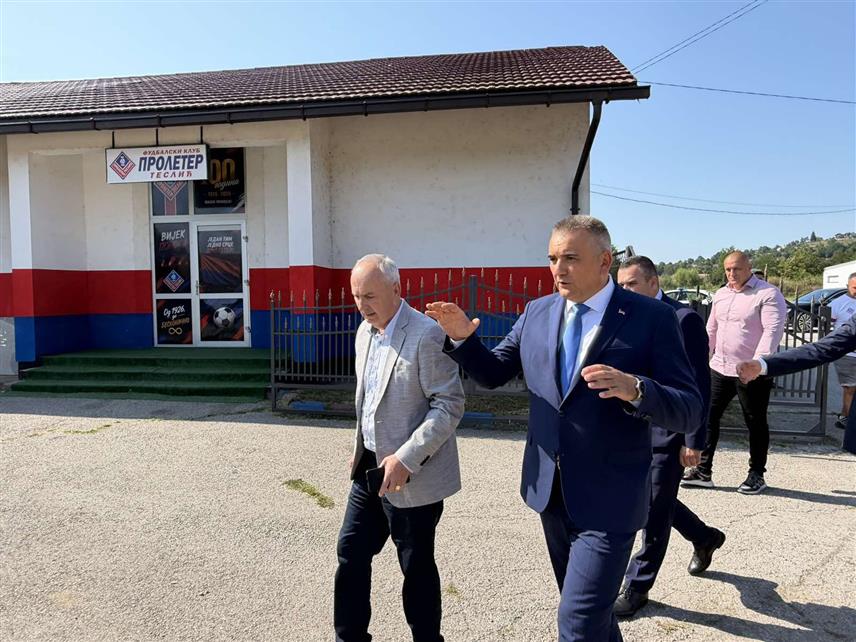 ТЕСЛИЋ, 12. АВГУСТА /СРНА/- Премијер Републике Српске Саво Минић обишао је данас радове на стадиону ФК "Пролетер" у Теслићу.