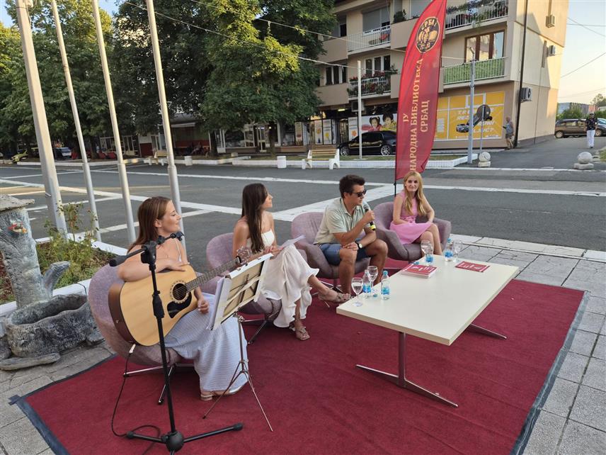 СРБАЦ, 13. АВГУСТА /СРНА/ - Завршно вече манифестације "Вече вина и поезије", у организацији Народне библиотеке Србац, обиљежили су пјесници Бојана Кужет и Милан Ракуљ, а публици се представила и млада србачка пјесникиња Дуња Малбашић.