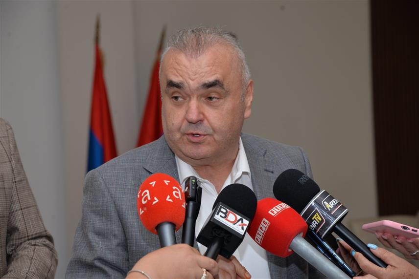 БИЈЕЉИНА, 14. АВГУСТА /СРНА/ - Министар саобраћаја и веза Републике Српске Зоран Стевановић рекао је да данашња посјета премијера Српске Саве Минића Семберији показује колико су Влада и премијер оперативни на терену.