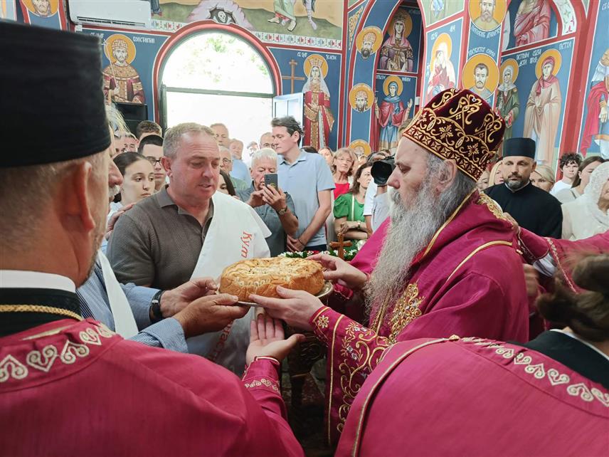 ЗВОРНИК, 15. АВГУСТА /СРНА/ - Храм Светог првомученика и архиђакона Стефана данас је ломљењем славског колача прославио истоимену крсну славу, а славски колач сломили су његово високопреосвештенство митрополит зворничко-тузлански Фотије кумови славе и вјерни народ.