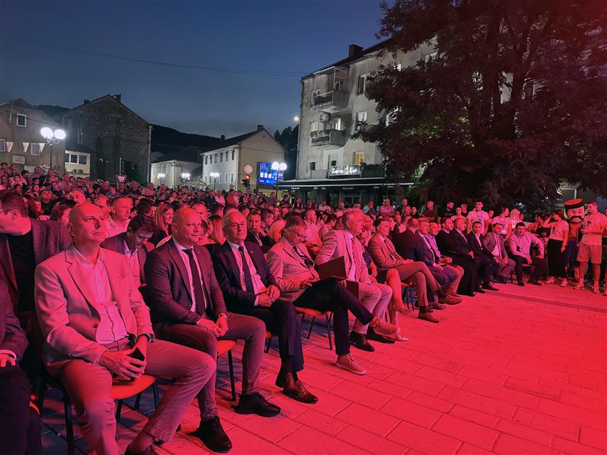 НЕВЕСИЊЕ, 15. АВГУСTА /СРНА/ - Централна свечаност 151. Невесињске олимпијаде одржана је вечерас на Tргу слободе у Невесињу.