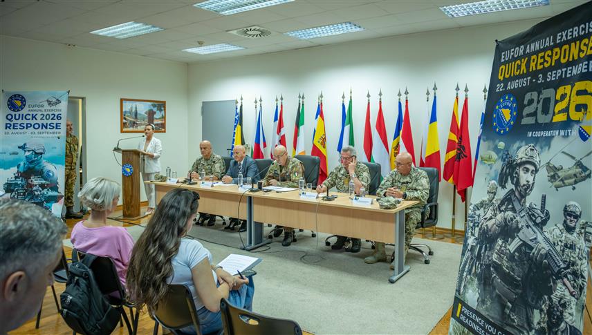 САРАЈЕВО, 17. АВГУСТА /СРНА/ - Командант Еуфора генерал-мајор Маурицио Фронда са сарадницима на конференцији за новинаре данас у Сарајеву.