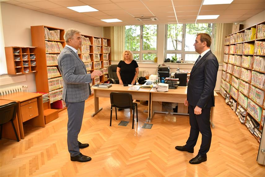 ПРЊАВОР, 18. АВГУСТА /СРНА/ - Министар правде Републике Српске Горан Селакна током посјете Основном суду у Прњавору.