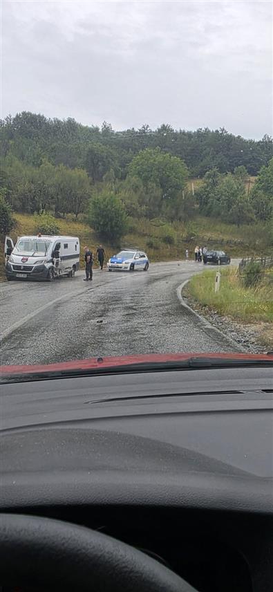 ИСТОЧНО САРАЈЕВО, 18. АВГУСТА /СРНА/ - На путном правцу Подроманија-Рогатица догодиле су се три саобраћајне незгоде због неприлагођене вожње условима пута, а нико до учесника није тешко повријеђен.