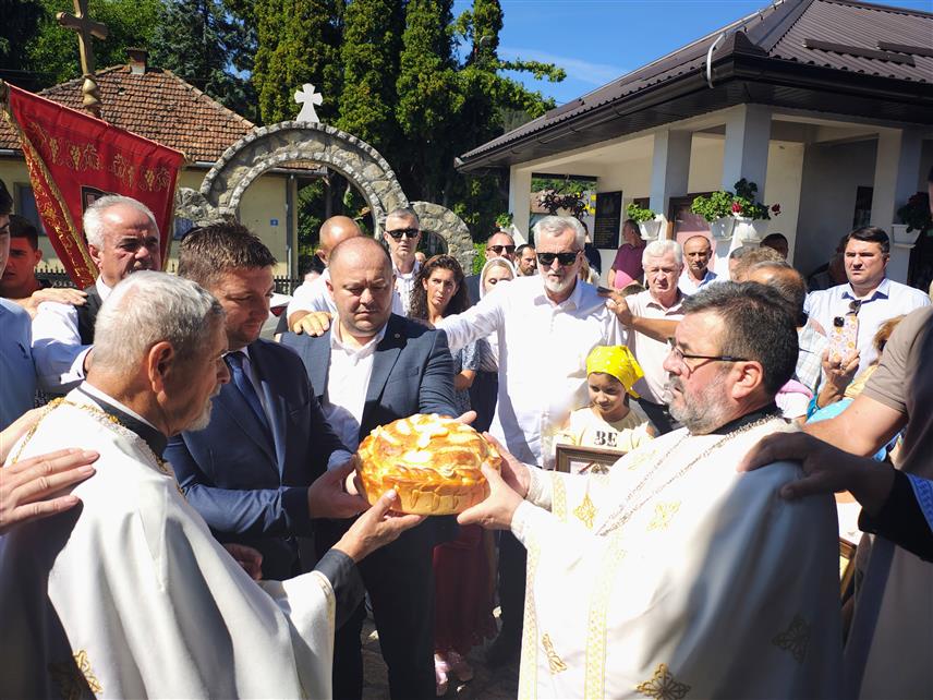 РОГАТИЦА, 19. АВГУСТА /СРНА/ - Велики број вјерника присуствовао је данас у Храму Свете Тројице у Рогатици литургији, а потом у порти и славском обреду поводом обиљежавања Дана и крсне славе општине - Преображења Господњег. Слави општине Рогатица присуствовали су представници политичког, културног и друштвеног живота источног дијела Републике Српске.
