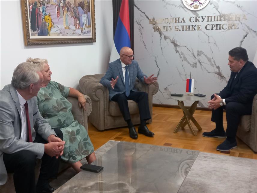 БАЊАЛУКА, 19. АВГУСТА /СРНА/ - Предсједник Народне скупштине Републике Српске Ненад Стевандић састао се данас у Бањалуци са руководством Удружења пензионера Републике Српске.
